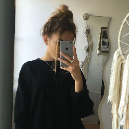 Девушки с iphone в зеркале