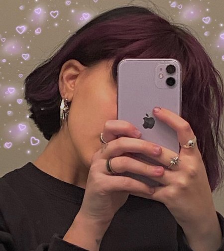 Девушка с айфоном