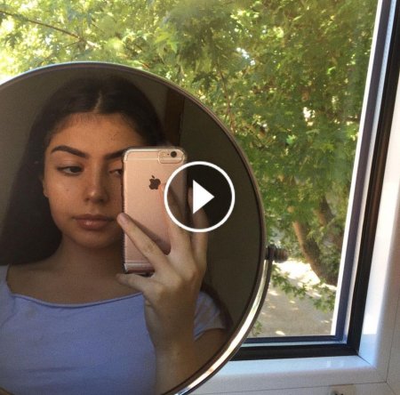 Кайли дженнер селфи около зеркала