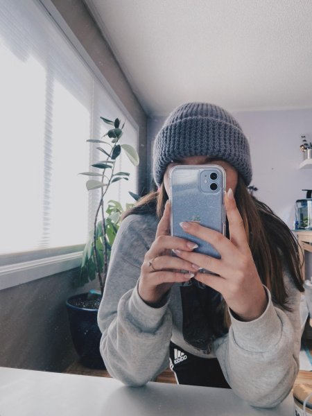 Девушка с айфоном