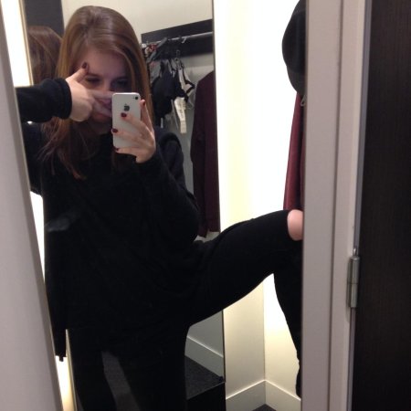 Девушка селфи в зеркале