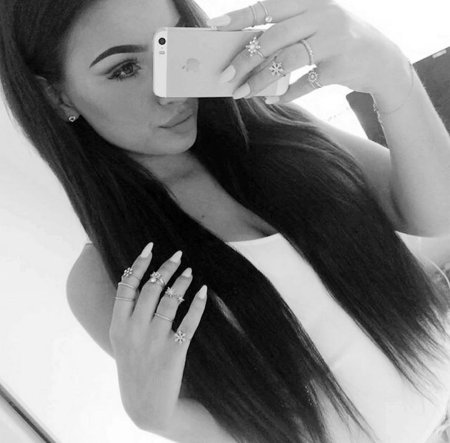 Брюнетка селфи