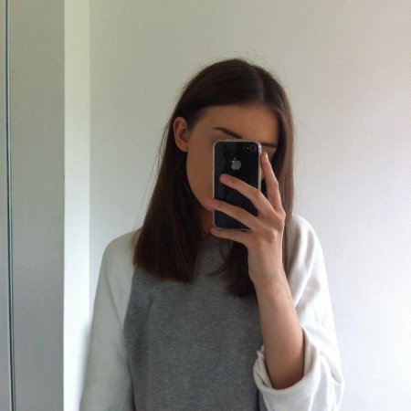 Девочка с айфоном в зеркале