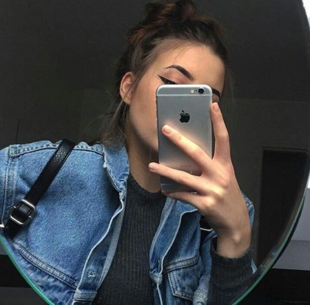 Девушка с айфоном