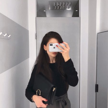 Девушка с айфоном