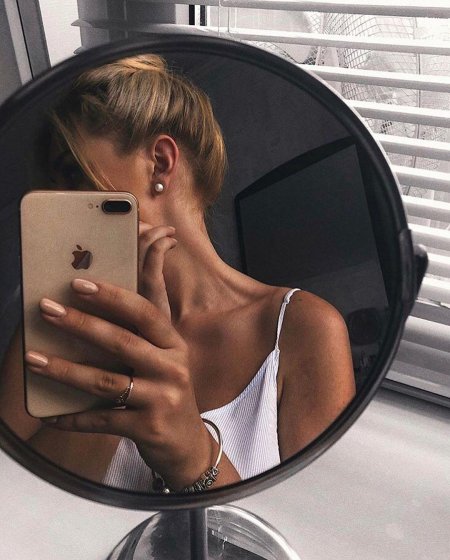 Красивая девушка в зеркале