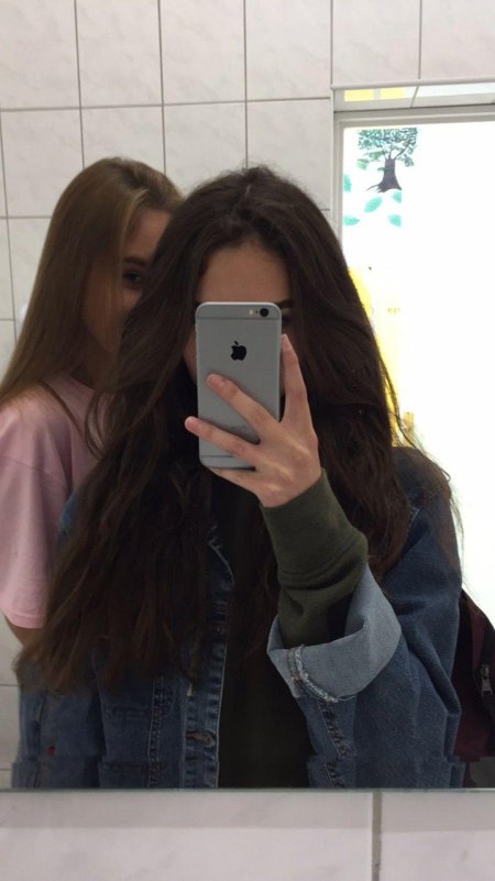 Девушка в зеркале с телефоном