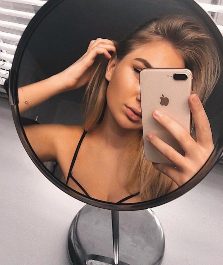 Девушки с айфоном