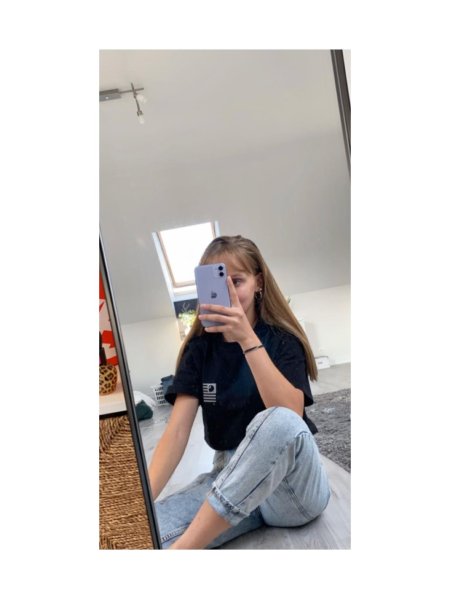 Девушка с айфоном