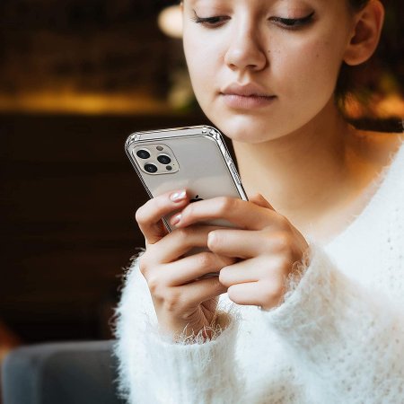 Девушка держит телефон