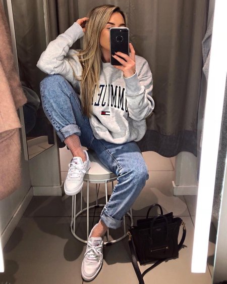 Девушка в толстовке