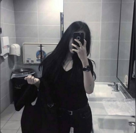 Девушка с темными волосами в зеркале