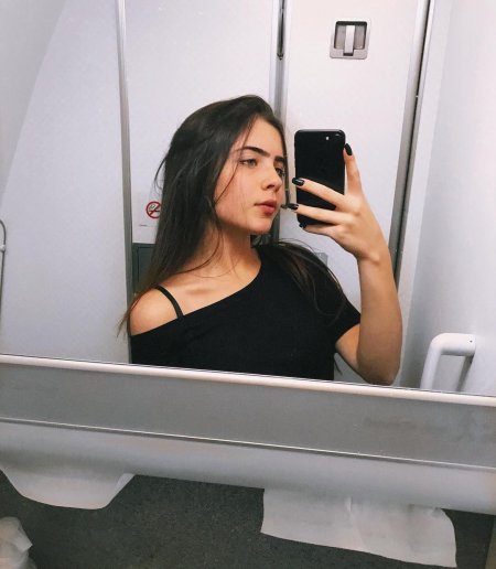 Красивая девушка селфи