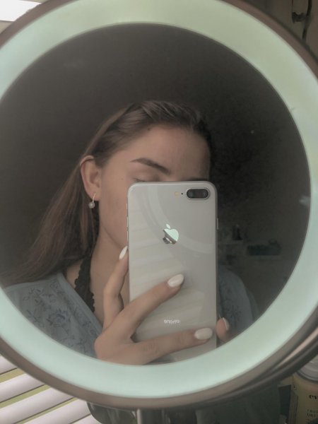 Девушка фоткается в зеркале