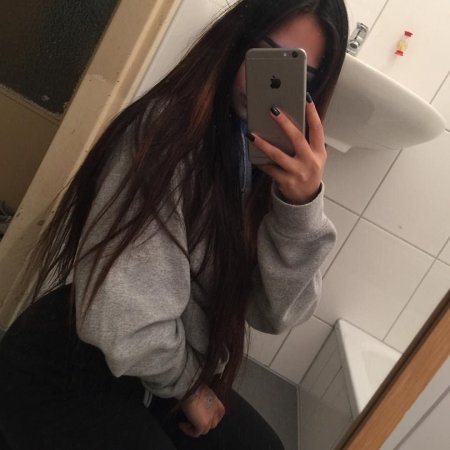 Девушка с айфоном