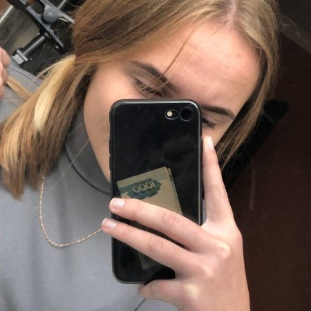 Девушка с айфоном в зеркале