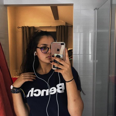 Девушка модная