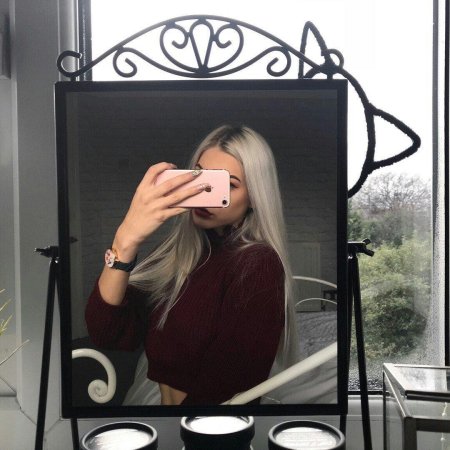 Девушка в зеркале блондинка