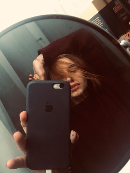 Девушка в зеркалах