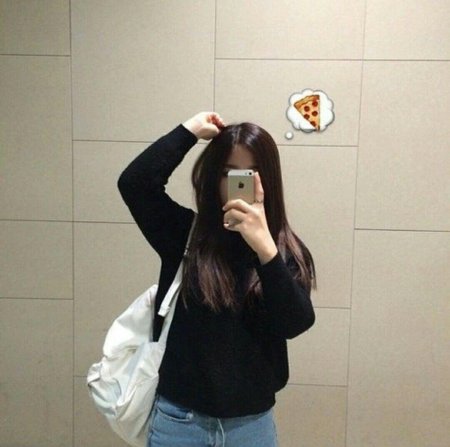 Девушка с айфоном