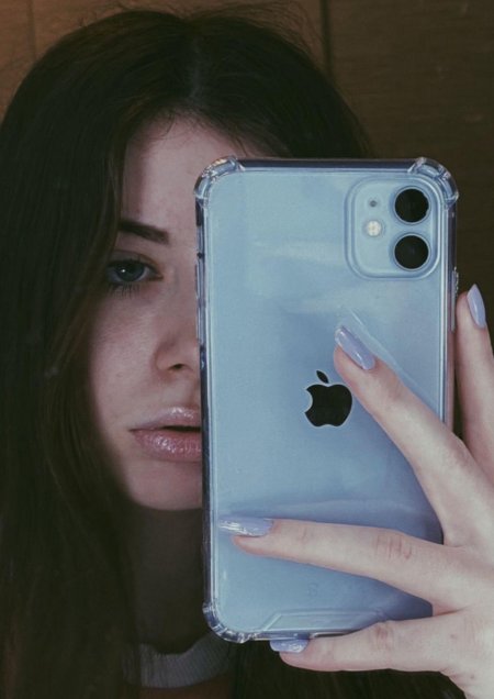 Девочка с айфоном