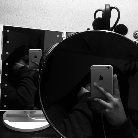 Айфон в зеркале без лица