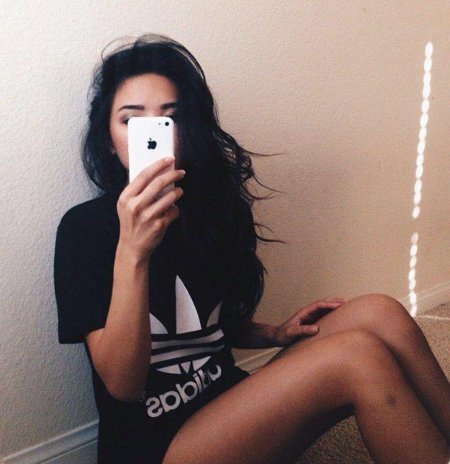 Девка с айфоном