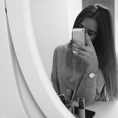 Девушка с айфоном в зеркале