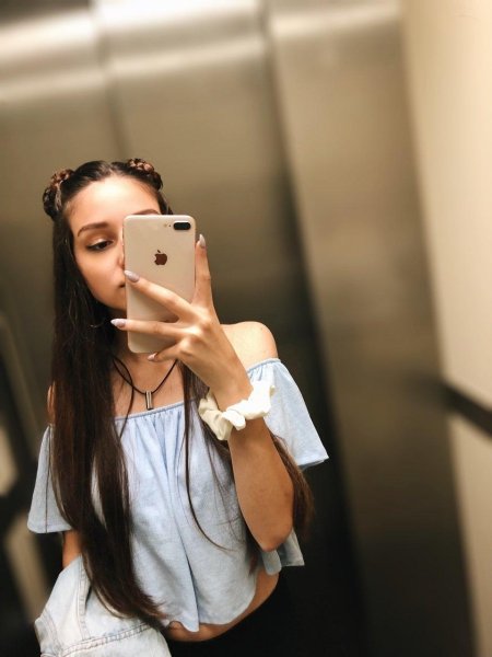 Девочка с айфоном в зеркале