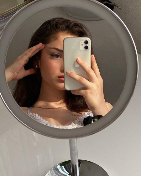 Девушка фоткается в зеркале