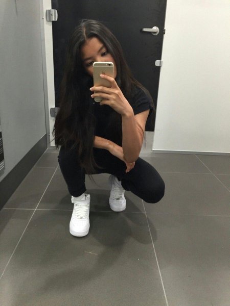 Девушка в зеркале без лица