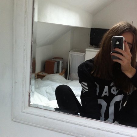 Девушка в зеркале без лица