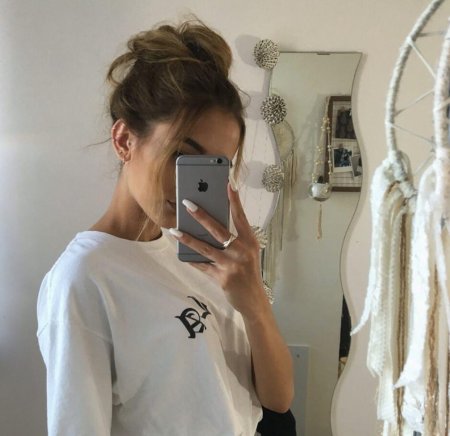 Девочка с айфоном