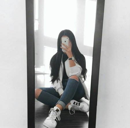 Девушка с черными волосами в зеркале