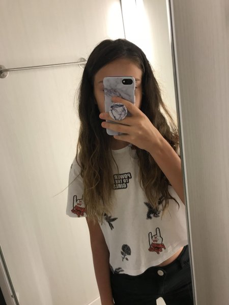 Девушки с айфоном