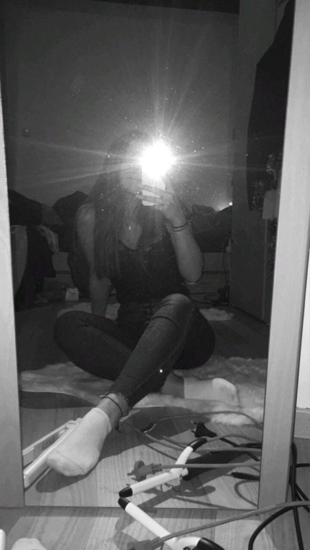 Девушки в зеркале со вспышкой