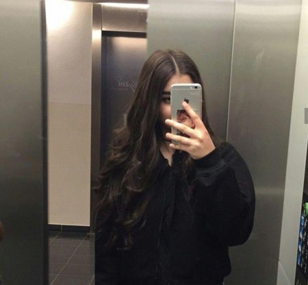 Девушки селфи в зеркале