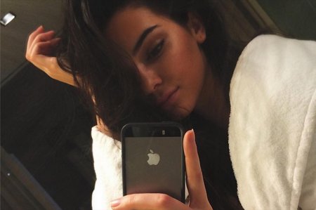 Кендалл селфи