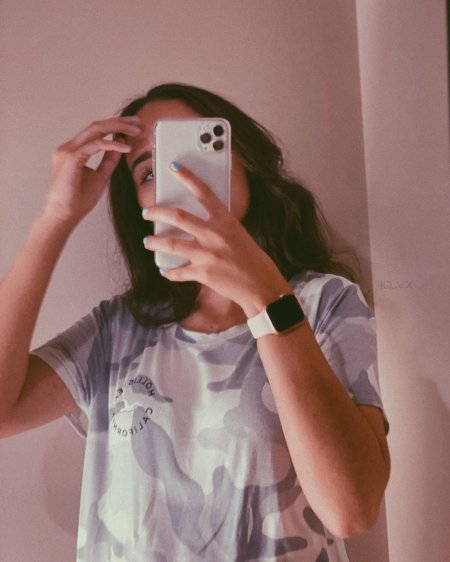 Девушка с айфоном в зеркале