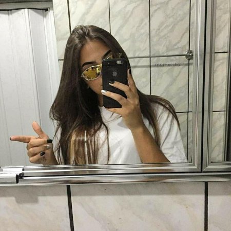 Красивая девочка в зеркале