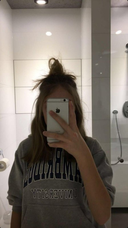 Девушка с айфоном в зеркале