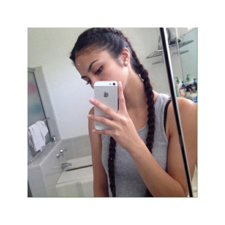 Девушка с айфоном в зеркале