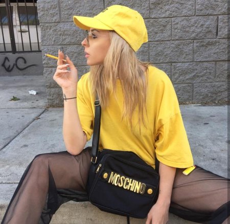 Девушка в желтой одежде