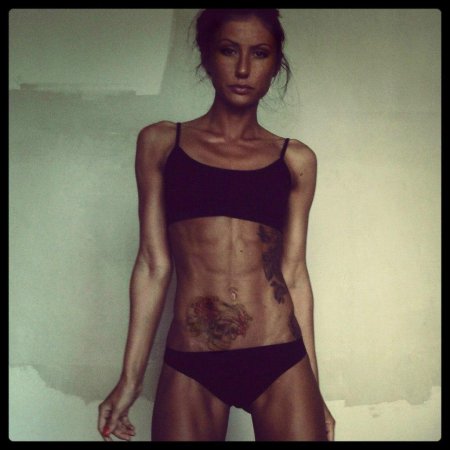 Очень худое тело девушки