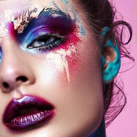 Лица девушек с макияжем