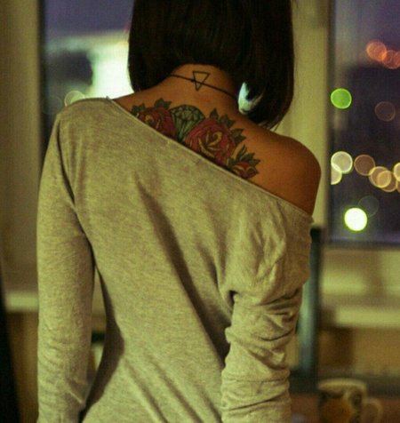 Девушка с каре со спины брюнетка