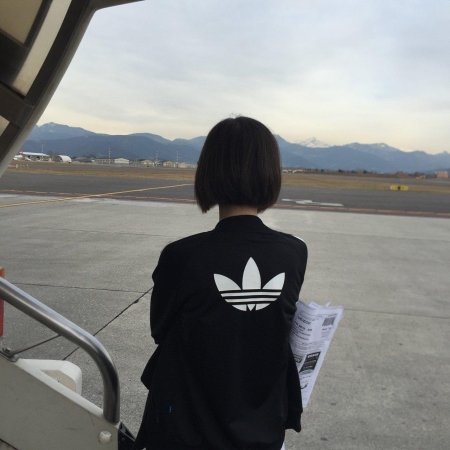 Девушка с каре со спины