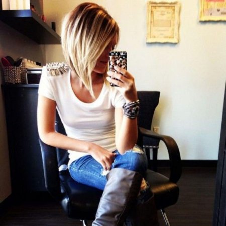 Девушка блондинка с каре