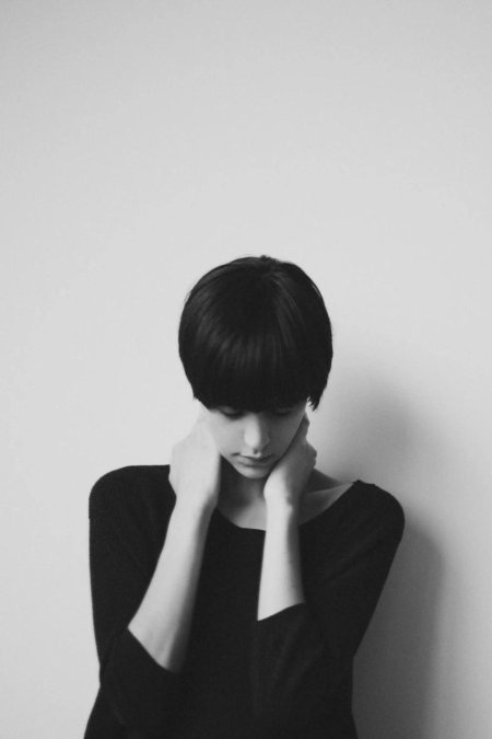 Девушка с короткими черными волосами