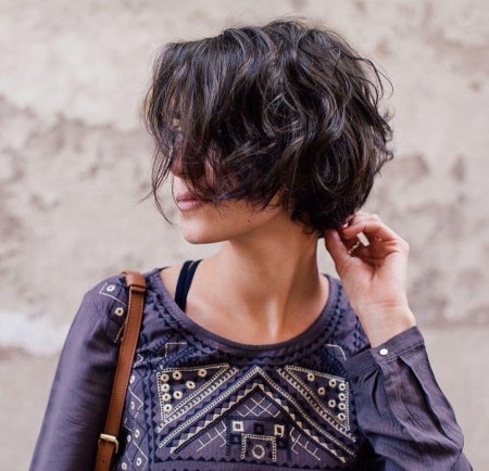 Короткая стрижка на волнистые волосы